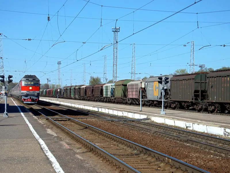 Tren de carga en una estación